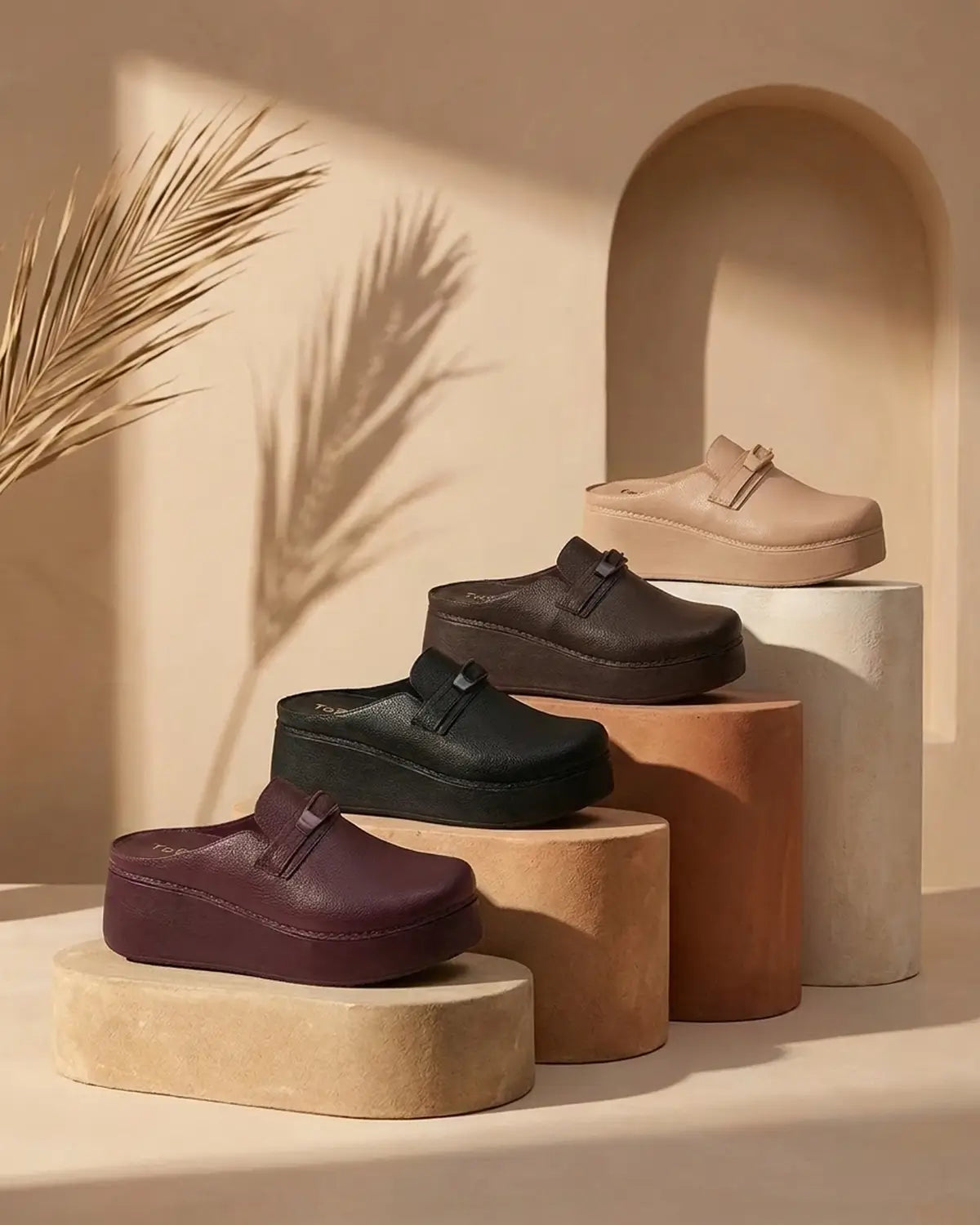 Le sabot ToBe dans ses quatre couleurs : Burgundy, Noir, Marron, Beige