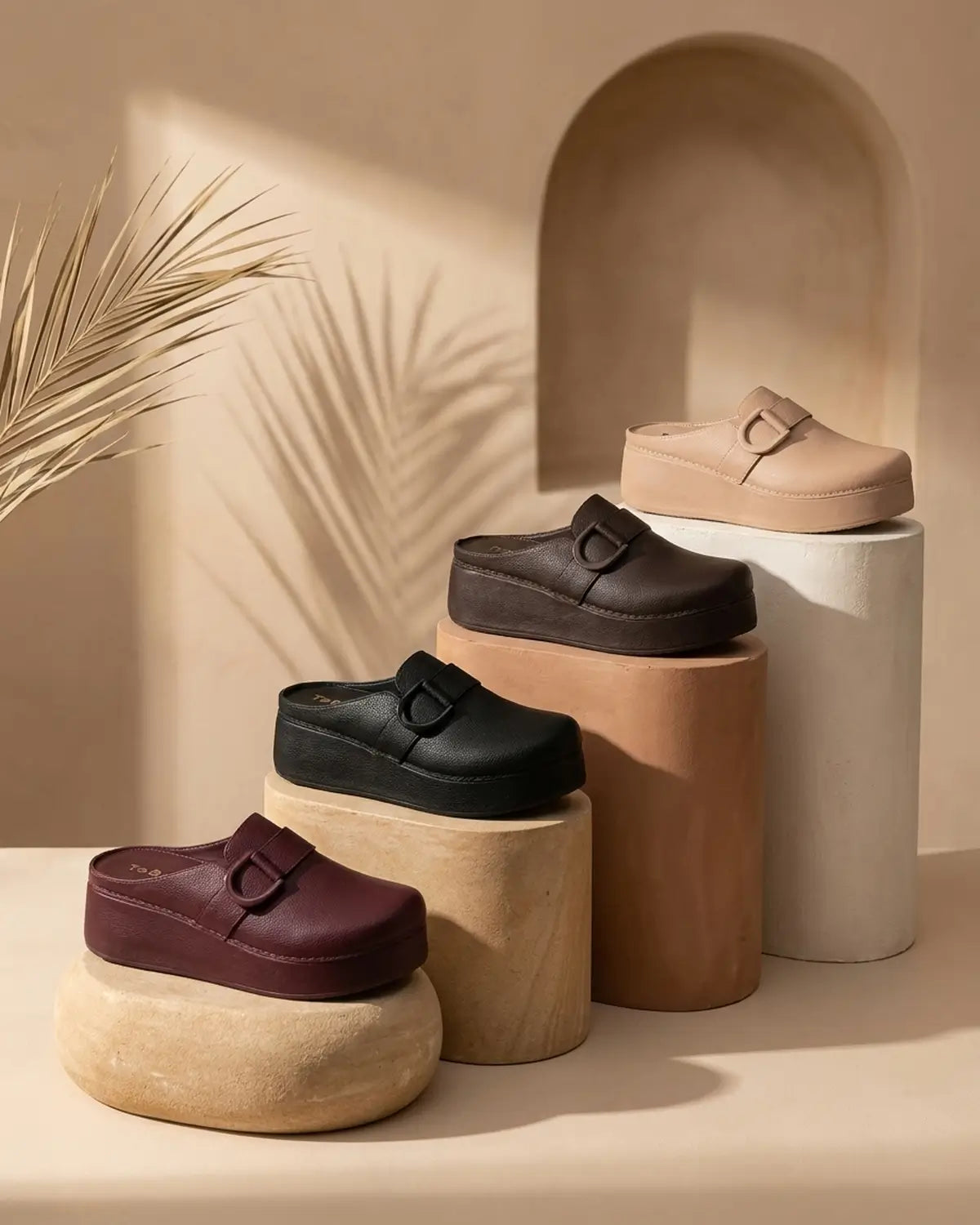 Le sabot ToBe dans ses quatre couleurs : Burgundy, Noir, Marron, Beige