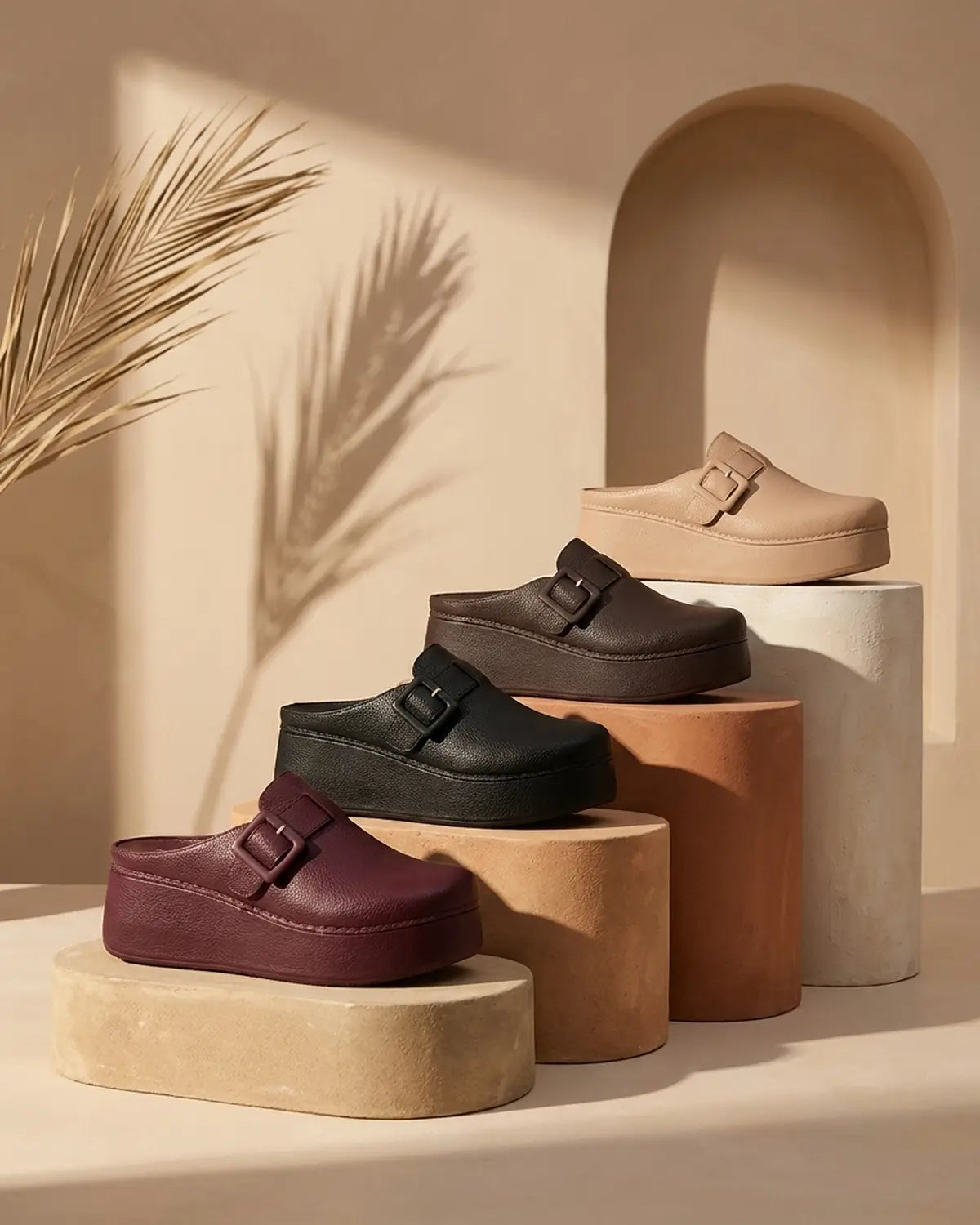 Le sabot ToBe dans ses quatre couleurs : Burgundy, Noir, Marron, Beige